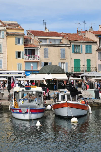 Sanary sur Mer, França - 20 de abril de 2016: a pitoresca cidade — Fotografia de Stock