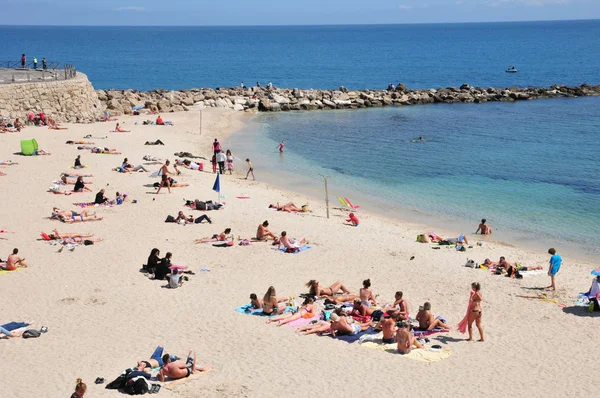 Antibes, Francia - 15 de abril 2016: playa — Foto de Stock