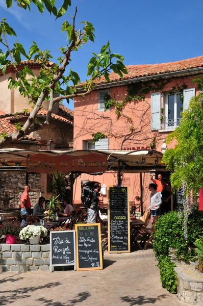 Le Castellet, Francia - 20 de abril de 2016: el pintoresco pueblo —  Fotos de Stock