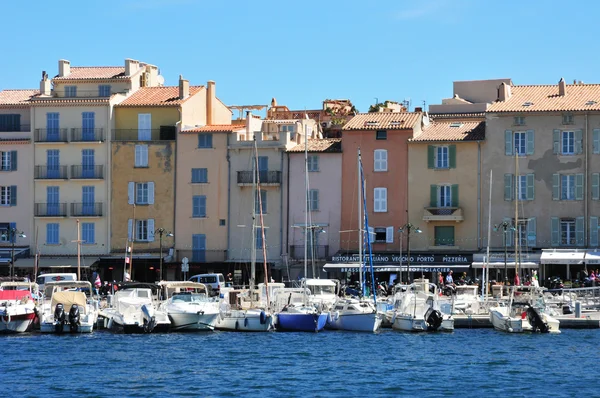 Saint Tropez; Frankrijk - april 18 2016: pittoreske oude stad in s — Stockfoto