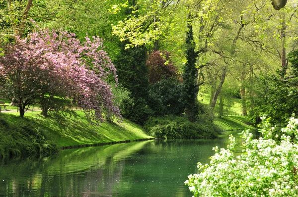 Poissy, Francia - 2 maggio 2016: il parco Messonnier — Foto Stock