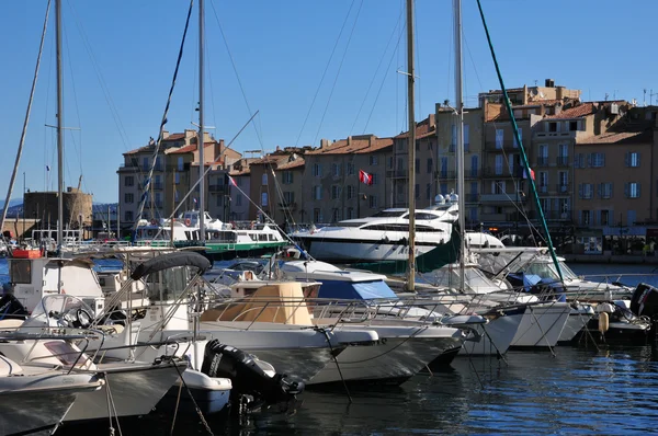 Saint Tropez; Francia - 18 aprile 2016: pittoresca città vecchia in s — Foto Stock