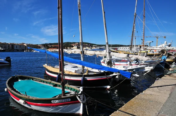 Saint Tropez; França - 18 de abril de 2016: pitoresca cidade velha em s — Fotografia de Stock