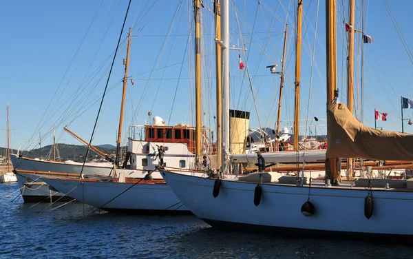 Saint Tropez; Francia - 18 de abril de 2016: pintoresca ciudad vieja en s — Foto de Stock