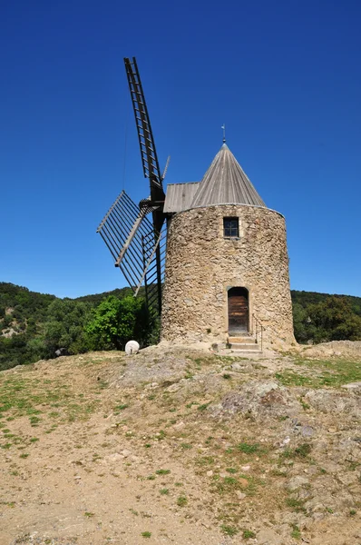 Grimaud, Francia - 16 aprile 2016: mulino a vento — Foto Stock