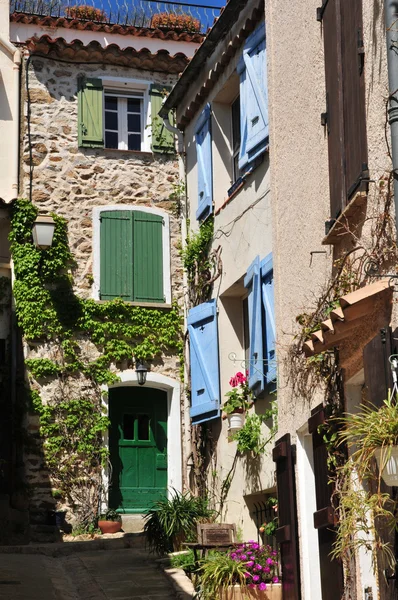 Grimaud, França - 16 de abril de 2016: a aldeia histórica — Fotografia de Stock