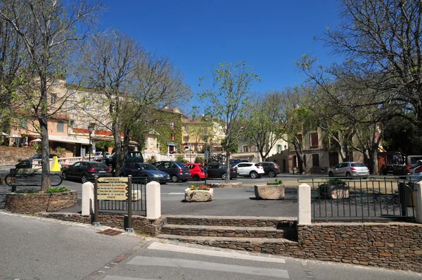 Grimaud, Francia - 16 de abril de 2016: el pueblo histórico — Foto de Stock