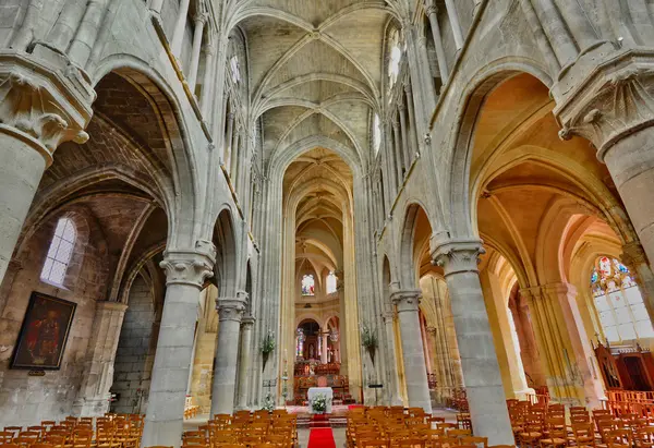 Triel sur Seine, Frankrijk - maart 1 2016: kerk — Stockfoto