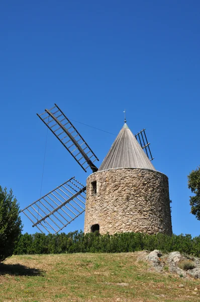 Grimaud, Francia - 16 de abril de 2016: molino de viento — Foto de Stock