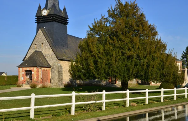 Fleury la Foret, Frankrike - mars 15 2016: kyrkan — Stockfoto