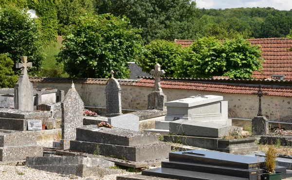 Villers sv Arthies, Frankrike - juli 15 2015: kyrkogård — Stockfoto
