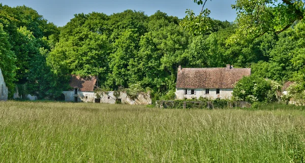 Menouville, franz - 6. april 2015: der bauernhof des kleinen schlosses — Stockfoto