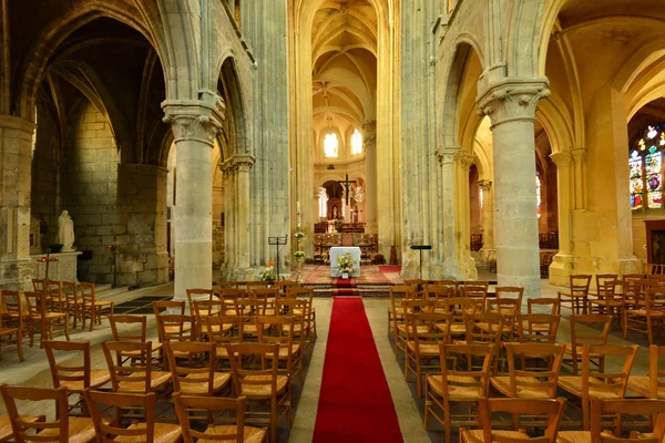 Triel ・ シュル ・ セーヌ, フランス - 2016 年 4 月 12 日: サン ・ マルタン教会 — ストック写真
