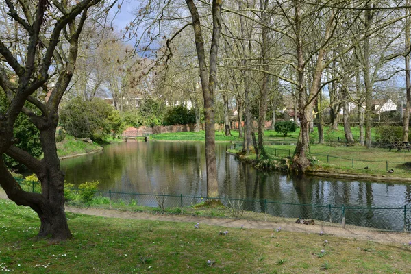 Villennes sur Seine, Francia - 4 de abril de 2016: parque del ayuntamiento — Foto de Stock