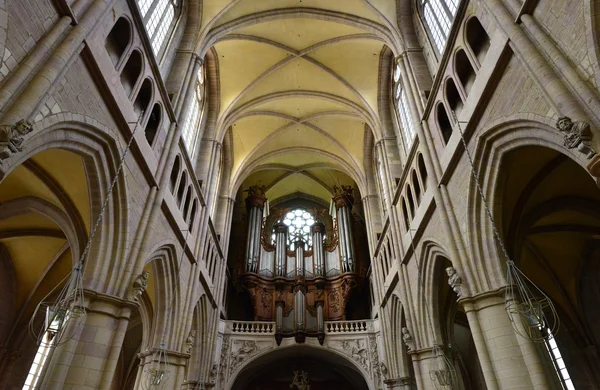 Dijon, Francia - 22 de abril de 2016: catedral — Foto de Stock