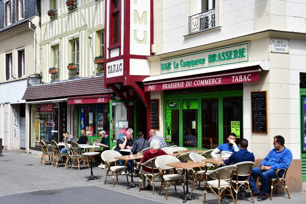 Bernay, Francia - 11 agosto 2016: pittoresca città d'estate — Foto Stock