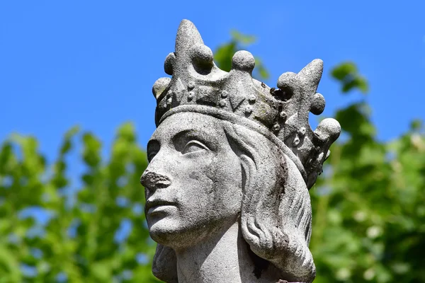 Poissy, France - august 6 2016 : the statue of the king Saint L — Stock Photo, Image