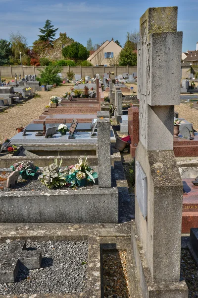 Vernouillet, França - 4 de abril de 2015: o cemitério — Fotografia de Stock