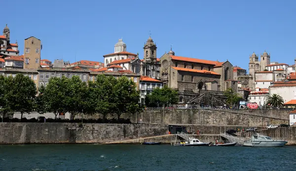 Oporto, Portugal - 10 de julio de 2010: centro de la ciudad —  Fotos de Stock