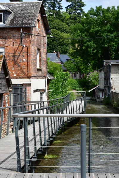 Bernay, Francia - 11 de agosto de 2016: pintoresca ciudad en verano — Foto de Stock