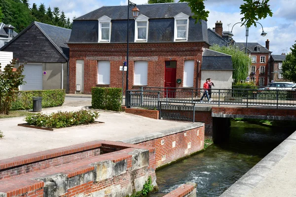 Bernay, Frankrijk - augustus 11 2016: pittoreske stad in de zomer — Stockfoto