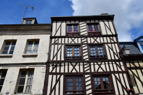 Bernay, Francia - 11 de agosto de 2016: pintoresca ciudad en verano —  Fotos de Stock