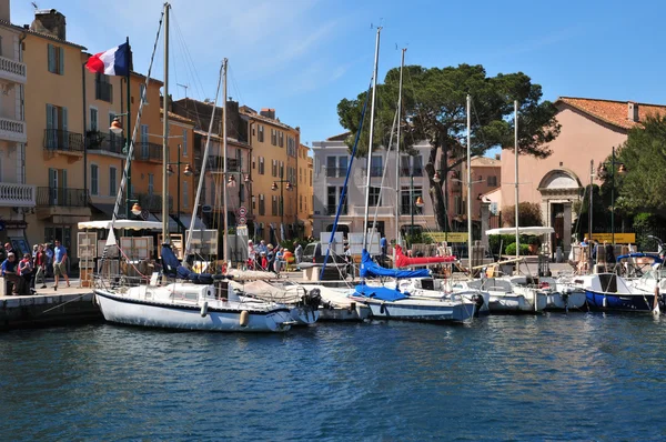 Saint Tropez; Francie - 18 duben 2016: malebné staré město s — Stock fotografie