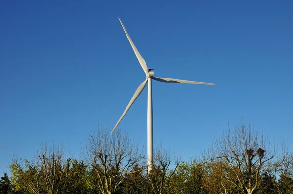 Bourgogne, França - 13 de abril de 2016: turbina eólica — Fotografia de Stock