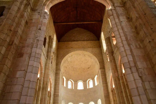 Bernay, Ranska elokuu 11 2016: muinainen abbatiaalinen kirkko — kuvapankkivalokuva