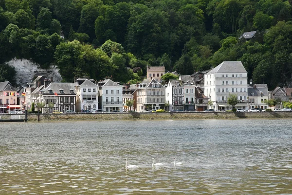 La Bouille, Fransa - 22 Haziran 2016: köy ve Seine Nehri — Stok fotoğraf