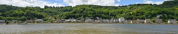 La Bouille, Fransa - 22 Haziran 2016: köy ve Seine Nehri — Stok fotoğraf