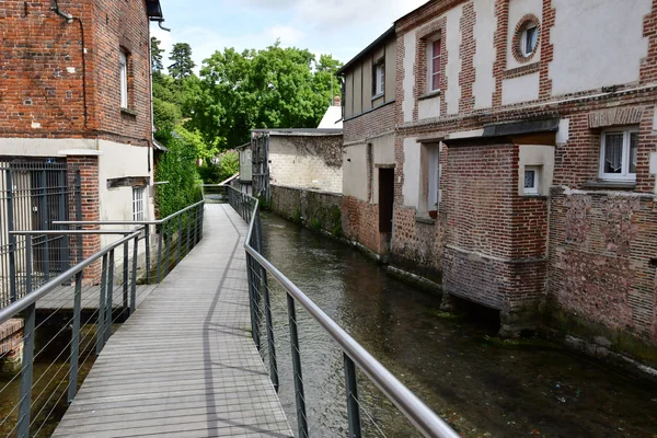 Bernay, Frankrijk - augustus 11 2016: pittoreske stad in de zomer — Stockfoto