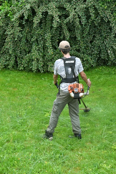 Verneuil sur Seine, France - june 27 2016 :cutting lawn in a gar — Stock Photo, Image