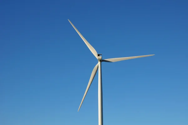 Bourgogne, França - 13 de abril de 2016: turbina eólica — Fotografia de Stock