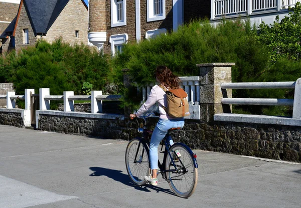 Saint Malo Frankrig September 2020 Cyklist Sillon Stranddistrikt - Stock-foto