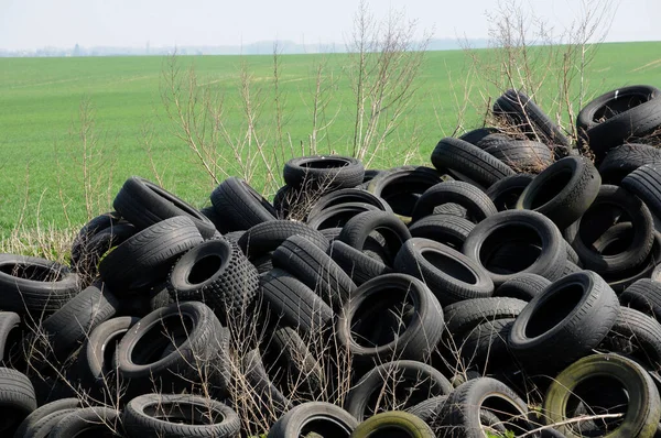 France Tas Pneus Usagés Arthies — Photo