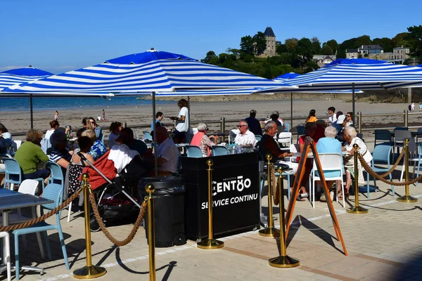 ディナール フランス 2020年9月1日 夏の絵のように美しい街のバー — ストック写真