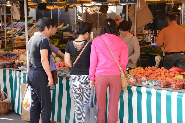 Francia, il pittoresco mercato di Versailles — Foto Stock