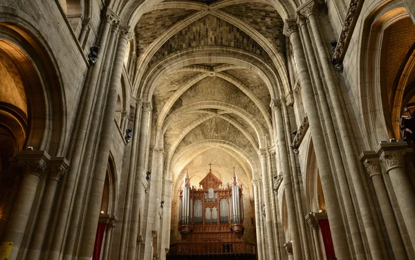 Francia, la pintoresca ciudad de Poissy — Foto de Stock