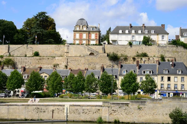 Francia, la pittoresca città di Pontoise — Foto Stock