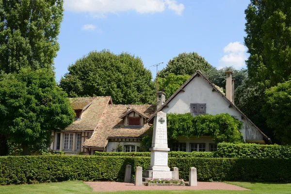 France, le village pittoresque de Mere — Photo