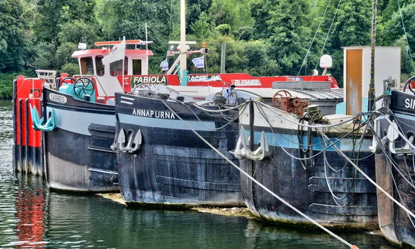 Francia, la pintoresca ciudad de Conflans Sainte Honorine — Foto de Stock