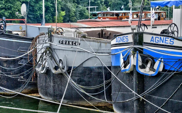 Frankrike, den pittoreska staden conflans-sainte-honorine — Stockfoto