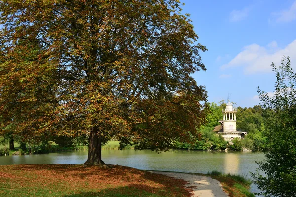 Marie antoinette estate i parc av versailles slott — Stockfoto