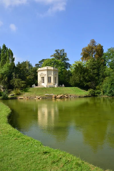 Marie antoinette panství v parc palác versailles — Stock fotografie