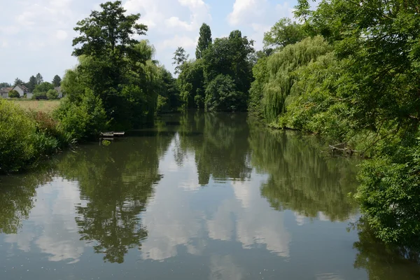 Normandie, Eure řeka v Jaroslav sur Eure — Stock fotografie