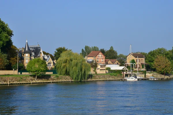 Frankrike, den pittoreska staden triel sur seine — Stockfoto