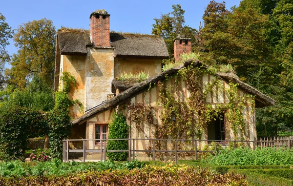 Marie antoinette landgoed in het park van het paleis van versailles — Stockfoto