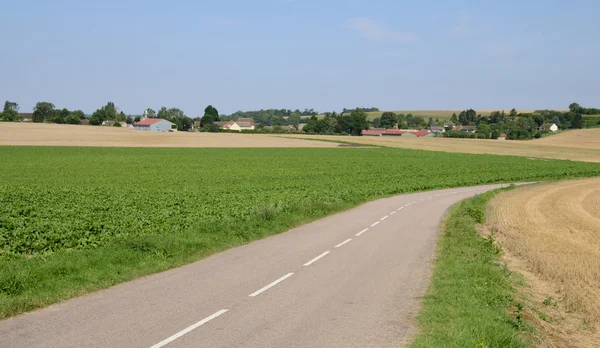 Francia, il pittoresco villaggio di Wy — Foto Stock