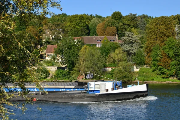 Francie, malebné město triel sur seine — Stock fotografie